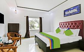 Hotel Royal Empirre Near Pec-Pgi-Pu-Sukhna Lake-Rock Garden-Rose Garden Chandigarh